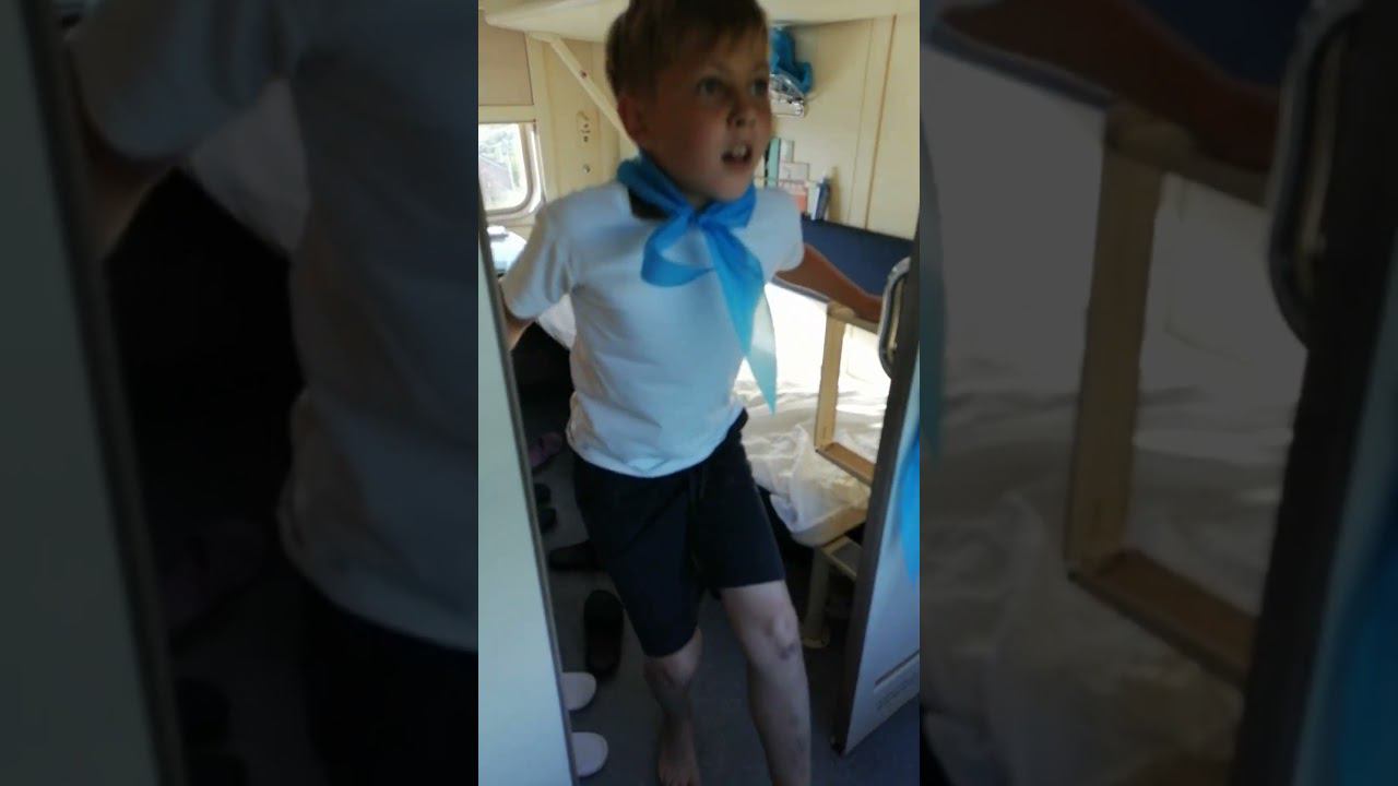 Тренировка в поезде: приседания на одной ноге. Едем в Сочи на сборы по айкидо, 12.07.2024