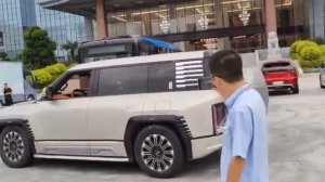 Танковый разворот на YangWang U8 от BYD.