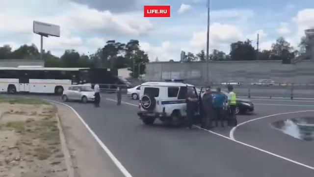 Торговые павильоны полыхают в Мытищах смотреть онлайн