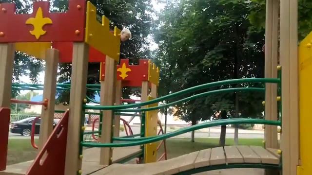 Дети играют на площадке, немного истории по наш поселок. смотреть онлайн