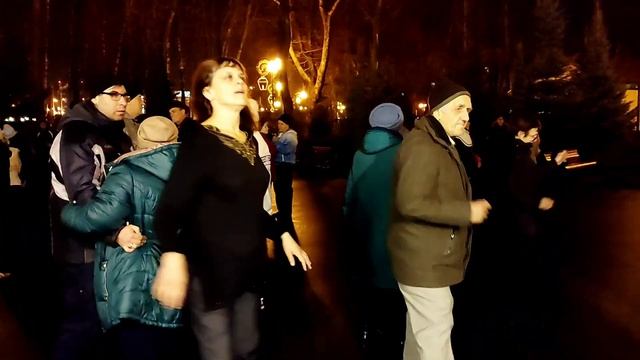 СТОЛЬКО ЗВЁЗДОЧЕК ЗАЖГЛОСЬ, ЧЕМ ТУШИТЬ!???/ТАНЦЫ В ПАРКЕ ГОРЬКОГО ХАРЬКОВ НОЯБРЬ 2021 смотреть онлайн