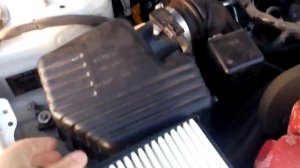 Suzuki Grand Vitara 2,4 самостоятельная замена воздушного фильтра.