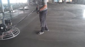 Финишная затирка бетонного пола топпинга до блеска.