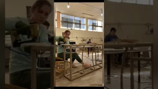 Плетем шезлонг из искусственного ротанга смотреть онлайн