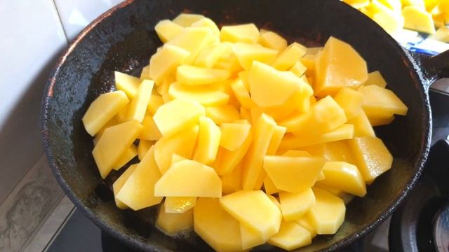 ПРОЩЕ НЕ БЫВАЕТ? ВКУСНЫЙ УЖИН ЗА 15 МИНУТ. Жареная картошка по новому. смотреть онлайн