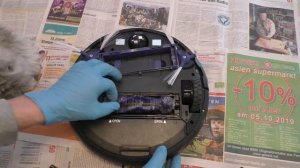 Как очистить пылесос - робот? Обзор и чистка переднего колеса. Часть 1