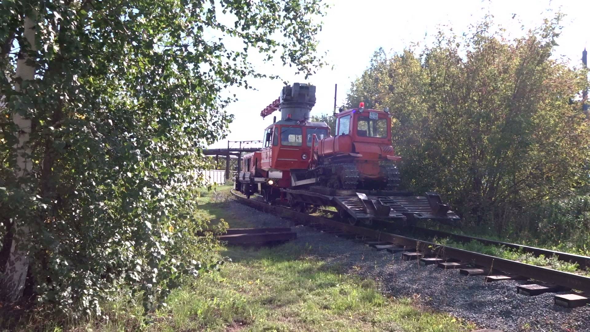 Мотовоз МПТ-4 №330 с перевозимым трактором на платформе смотреть онлайн