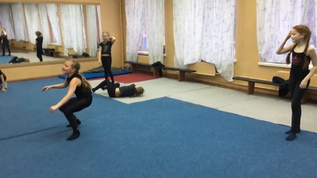Соревнования. Кто дольше простоит в стойке на руках. Младшие смотреть онлайн