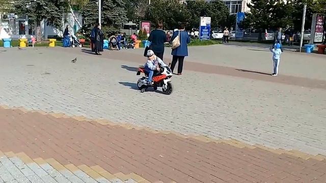 Анапа.11 апреля. Жары больше нет.Площадь у кинотеатра смотреть онлайн