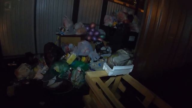 Как я зарабатываю лазая по мусоркам Питера ? Dumpster Diving RUSSIA #9 смотреть онлайн