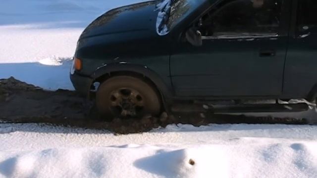 Фронтера застряла в замерзшей луже (Isuzu Rodeo) Opel Frontera got stuck in frozen puddle смотреть онлайн