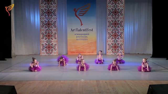 Мы путь начинаем! Выступление детей 5-6 лет.DanceGarden. Киев смотреть онлайн