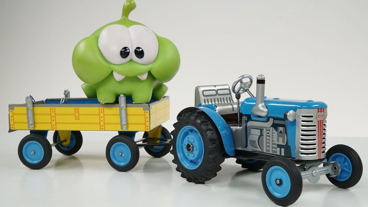 ДЕДУШКА СИНЕГО ТРАКТОРА - Видео распаковка unboxing для детей про заводной синий трактор с прицепом смотреть онлайн