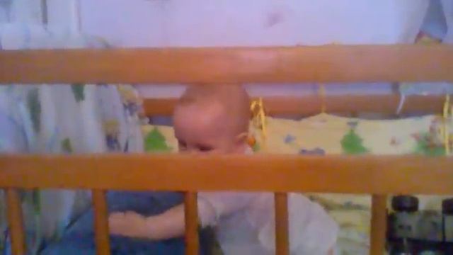 Первый раз встал в кроватке смотреть онлайн