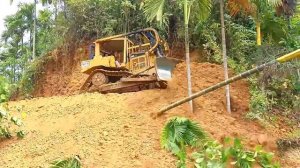 Бульдозер D6R XL срезает холм