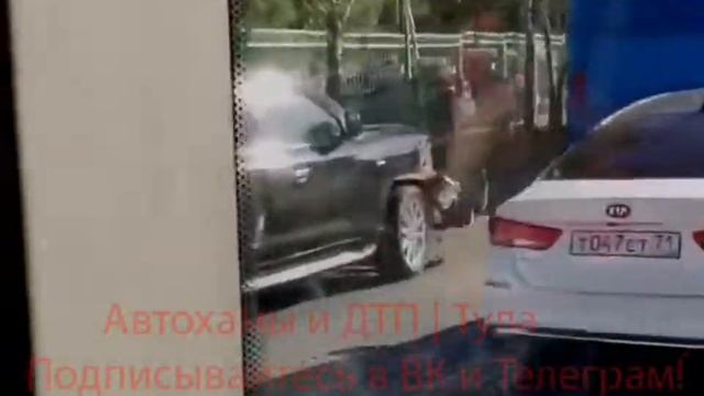 На улице Вильямса в Туле внедорожник столкнулся с автобусом смотреть онлайн