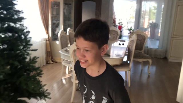 Французский бульдог Шура знакомится с моими внуками смотреть онлайн