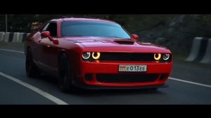 Додж Челленджер красный и черный и БМВ