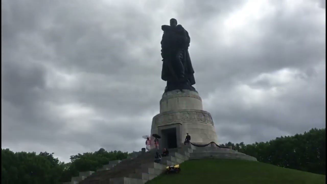 Германия, Берлин. Трептов Парк, Мемориал совтскому солдату. смотреть онлайн