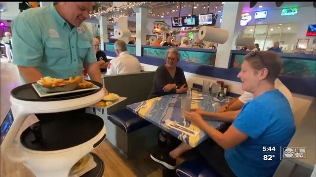 Local restaurant using robot waiter смотреть онлайн
