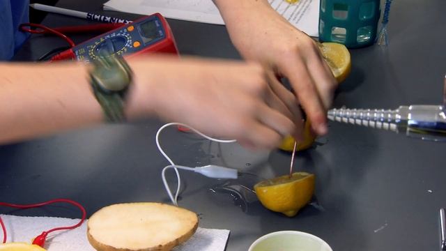 Can you get power from a lemon? смотреть онлайн