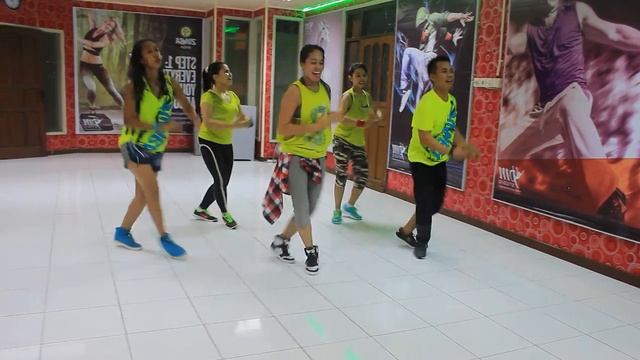 Zumba "La Bicicleta By Carlos Vives Ft Shakira.. / Sangatta Kaltim смотреть онлайн