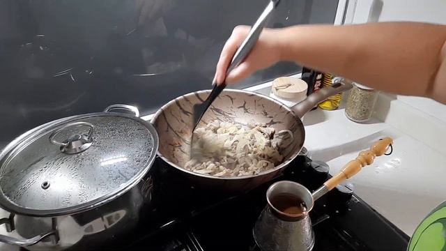 Дела по хозяйству💥Приготовила👩🍳 СПАГЕТТИ🍜с БАРАНИНОЙ🐑Ветер какой-то ПОДНЯЛСЯ🤷♀️ смотреть онлайн
