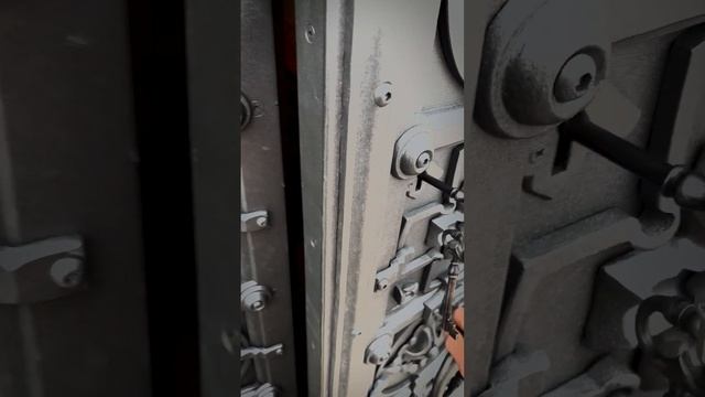 Кованые двери в Храм с витражными стеклами смотреть онлайн