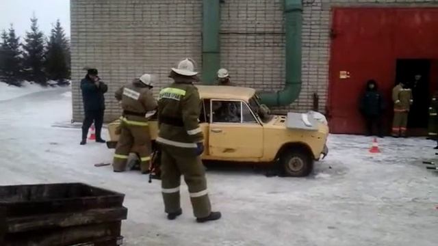 УЧЕБНАЯ ТРЕНИРОВКА ПОЖАРНЫХ Спасение человека из смотреть онлайн