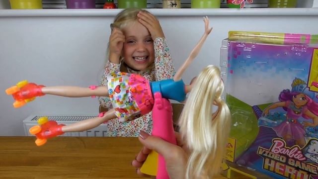 Распаковываем крутую Барби вертолёт пропеллер Barbie Video Game HERO смотреть онлайн
