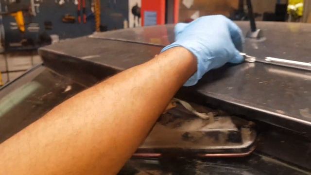 how to replace centre high level brake bulb - Honda FR-V Full HD 1080p смотреть онлайн