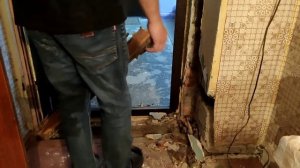 Демонтируем дверной проём и старую антрисоль.