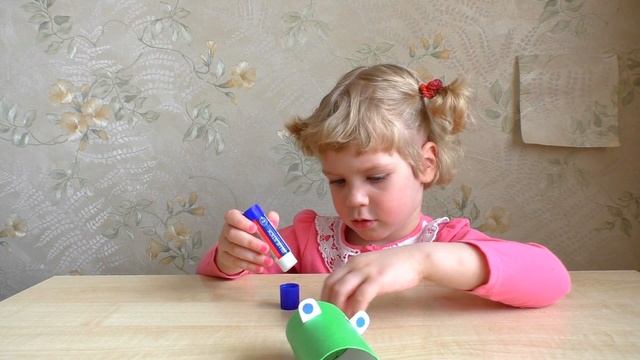 Как сделать дракона из цветной бумаги и втулки. Поделка. Игрушка для дыхательной гимнастики. смотреть онлайн