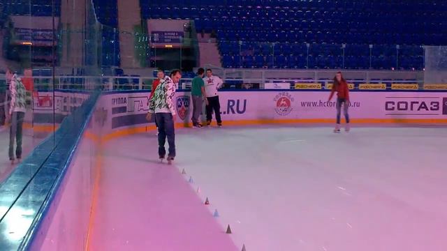 Змейка назад на коньках смотреть онлайн