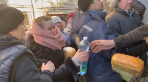Блогер участвовавшая в постановке «Разбитый в Мариуполе роддом» стоит за гуманитарной из России.
