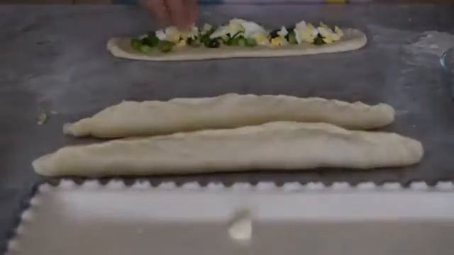 Как приготовить хлеб с начинкой из яиц, зелени и сыра. смотреть онлайн