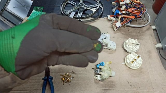 ЧАСТЬ 2...ДВЕ СТИРАЛКИ В МЕТАЛЛОЛОМ...ГДЕ ИСКАТЬ МЕДЬ...СКОЛЬКО МОЖНО ЗАРАБОТАТЬ...РАЗБОР СТИРАЛКИ. смотреть онлайн