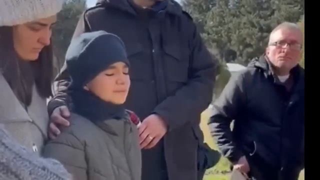 ИХ С НАМИ БОЛЬШЕ НЕТ ||Мальчик благодарит Бога за смерть родителей (с переводом)