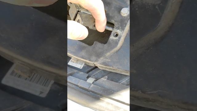 как открыть капот мерс W 221