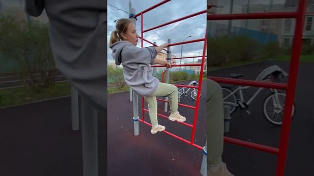 кирьянова софья перелезает через лестницу в спортивном костюме смотреть онлайн