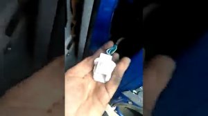 как  разъеденить  и вытащить  разъем  с дверной проводкой  лачетти