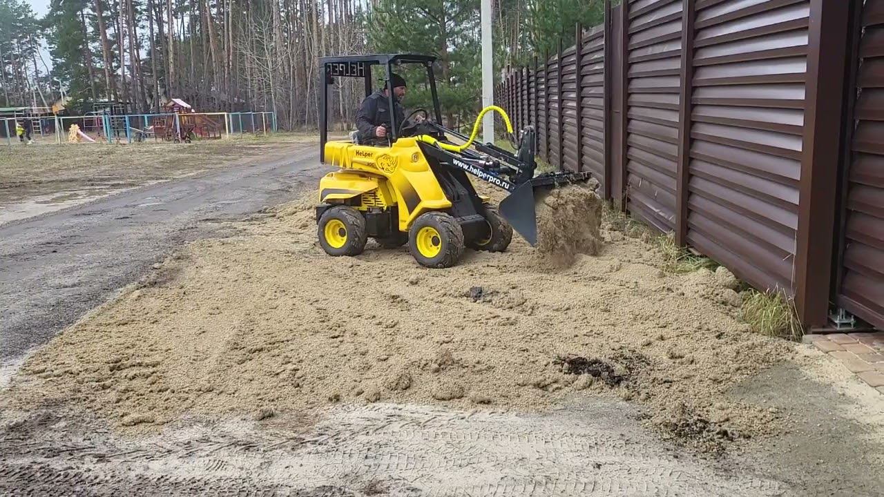 Helper 300 в работе! Отсыпка территории отсевом.