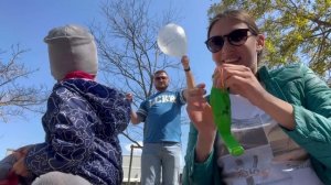 Развивающее видео-Воздушные шарики. Учим цвета. Лопаем шары.