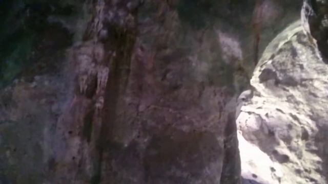 Огромный грот, пляж Пхрананг, мыс Рейли, провинция Краби. смотреть онлайн