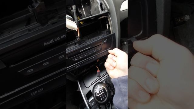 AUDI A4 B8 A5 REMOVING STEREO CD MUSIC PLAYER WITHOUT TOOLS CARPLAY INSTALLATION смотреть онлайн