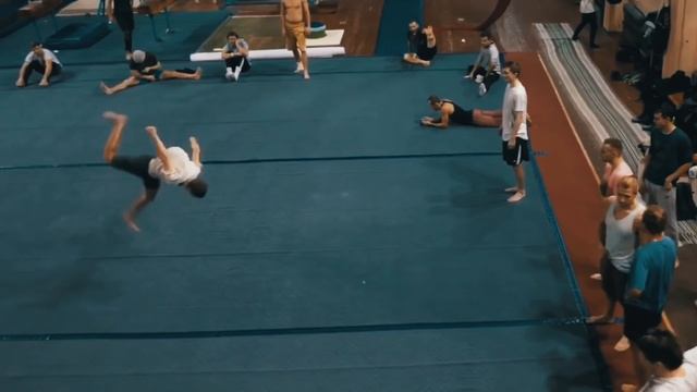 САМЫЕ ДИКИЕ PARKOUR FREERUNNİNG TRİCKİNG ТРЮКИ | MAX STORN смотреть онлайн