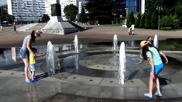 Туапсе 2015 Морской порт, площадь фонтанов, гуляем. Tuapse 2015 смотреть онлайн