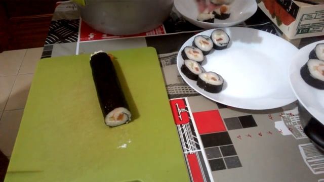 Как НАРЕЗАТЬ роллы и суши на кусочки. ЛЕГКО смотреть онлайн