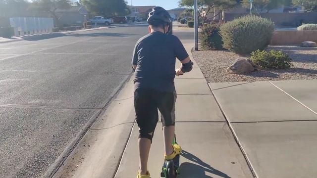 Razor Power Core E90 Electric Scooter смотреть онлайн