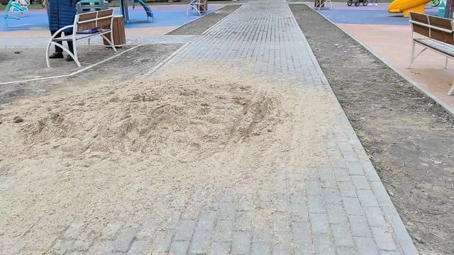 Привезли песок в песочницу/Зачем так делать? смотреть онлайн